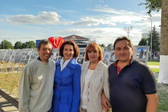 Аляксандр Смірноў, пляменнік Івана Шамякіна, з жонкай і ўнук Івана Шамякіна Аляксей Рагаўцоў каля банернага праекта «Летапісец эпохі»