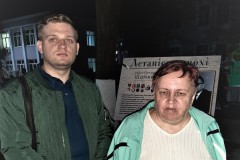 Дачка Шамякіна Алеся Іванаўна з сынам Іванам каля банернага праекта «Летапісец эпохі»