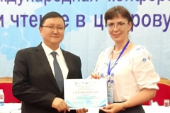 Министр культуры Кыргызской Республики Кайрат Олжобаевич Иманалиев и директор Гомельской областной библиотеки Марина Сергеевна Рафеева