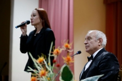 Наташа поет