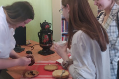 Как на Масляной неделе блины в библиотеке ели…