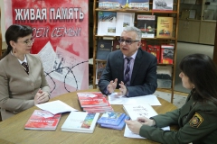 Выступает-автор