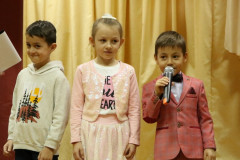 Представление лауреатов областной литературной премии имени святителя Кирилла Туровского – одно из знаковых традиционных событий года.  21 декабря в областной библиотеке чествовали победителей литературной премии имени Кирилла Туровского, основанной решением Гомельского облисполкома 10 лет назад, в феврале 2013 г. Работы рассматривались в шести номинациях: «Проза», «Поэзия», «Драматургия», «Детская литература», «Публицистика», «Открытие года».  В пяти первых номинациях, согласно положению, принимали участие писатели-профессионалы – члены областного отделения Союза писателей Беларуси, а в номинации «Открытие года» – все желающие жители области, которые стремятся проявить свои способности в литературе. Награды и первые экземпляры книг-лауреатов были вручены авторам 4 сентября на торжественной церемонии в Добруше в День белорусской письменности.  Как отметил председатель Гомельского областного отделения Союза писателей Беларуси Владимир Гаврилович, в 2022 г. на соискание премии было подано около 70 рукописей будущих книг. По решению конкурсной комиссии премии присуждены только в пяти номинациях, без номинанта осталась «Драматургия».  Писатели и поэты, которых чествовали в этот день, – лауреаты многочисленных, том числе и международных, конкурсов, но литературная премия имени Кирилла Туровского в списке престижных достижений занимает особое, почётное место. Итак, в номинации «Детская литература» лауреатом премии имени Кирилла Туровского стала книга Евгения Калашникова «Чаепитие с котом». Евгений Михайлович по состоянию здоровья не смог присутствовать, но его солнечные стихи, которые возвращают в детство, прочли со сцены воспитанники детского сада № 49 г. Гомеля.  В номинации «Поэзия» лауреатом объявлена книга «Жыццё-жыццейка» Нины Шкляровой. Ведущие и все присутствующие в зале поздравили Нину Никифоровну с юбилеем, который она отметила накануне! Поэтесса покорила аудиторию проникновенными стихами в авторском исполнении. Лучшей книгой в номинации «Публицистика» экспертная комиссия назвала сборник «Майский сад» Тамары Крюченко, которая более 40 лет работала корреспондентом различных многотиражных газет, в том числе – в редакции газеты «Гомельская праўда». В сборник вошли интервью с участниками Великой Отечественной войны. Свою книгу автор посвятила защитникам Родины.  Произведение «Там, дзе цячэ пуць-рака» Владимира Гавриловича стало лучшим в «Прозе». В сентябре 2021 г. писателю присвоено почётное звание «Заслуженный деятель культуры Республики Беларусь», а в мае 2022 г. он удостоен Всероссийской литературной премии им. Ф. И. Тютчева «Русский путь». В конце лета Владимир Николаевич отпраздновал свой славный 55-летний юбилей!  В своём выступлении Владимир Николаевич подчеркнул, что для него не только 2022, но и каждый год – Год исторической памяти. Книгу «Там, дзе цячэ пуць-рака» он посвятил родному Полесью. События в романе разворачиваются и в наши дни, и 10 столетий тому в древних Турове, Киеве и Кракове.  В номинации «Открытие года» лауреатом областной литературной премии имени Кирилла Туровского объявлена книга Жаннеты Сычёвой «Испытание временем». Жаннета Леонидовна родилась 8 февраля 1965 г. в Гомеле, окончила Днепропетровский медицинский институт. Всю жизнь она заботится о здоровье людей. Стихи начала писать в школьные годы. Автор 2 поэтических сборников. Позже обратилась к прозаическим жанрам, став автором сборника повестей и рассказов «Найти силы жить».  В основе романа «Испытание временем» Жаннеты Сычёвой – события, которые разворачиваются в период от Великой Отечественной войны до 1960-х годов.  Ведущие вечера Юрий Рачинский и Ирина Студнева от имени библиотеки, а также от имени Деда Мороза и Снегурочки поздравили всех лауреатов юбилейной премии имени Кирилла Туровского, выразив уверенность, что эта награда станет маяком в творческой судьбе каждого!  В заключительном слове Владимир Гаврилович подчеркнул, что областная литературная премия имени Кирилла Туровского ждёт своих обладателей в 2023 году! Литературные традиции на Гомельщине будут развиваться, а Гомельский облисполком всегда поддерживал талантливых людей на пути дальнейшего развития художественного слова, создания социально значимых произведений!