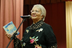 Представление лауреатов областной литературной премии имени святителя Кирилла Туровского – одно из знаковых традиционных событий года.  21 декабря в областной библиотеке чествовали победителей литературной премии имени Кирилла Туровского, основанной решением Гомельского облисполкома 10 лет назад, в феврале 2013 г. Работы рассматривались в шести номинациях: «Проза», «Поэзия», «Драматургия», «Детская литература», «Публицистика», «Открытие года».  В пяти первых номинациях, согласно положению, принимали участие писатели-профессионалы – члены областного отделения Союза писателей Беларуси, а в номинации «Открытие года» – все желающие жители области, которые стремятся проявить свои способности в литературе. Награды и первые экземпляры книг-лауреатов были вручены авторам 4 сентября на торжественной церемонии в Добруше в День белорусской письменности.  Как отметил председатель Гомельского областного отделения Союза писателей Беларуси Владимир Гаврилович, в 2022 г. на соискание премии было подано около 70 рукописей будущих книг. По решению конкурсной комиссии премии присуждены только в пяти номинациях, без номинанта осталась «Драматургия».  Писатели и поэты, которых чествовали в этот день, – лауреаты многочисленных, том числе и международных, конкурсов, но литературная премия имени Кирилла Туровского в списке престижных достижений занимает особое, почётное место. Итак, в номинации «Детская литература» лауреатом премии имени Кирилла Туровского стала книга Евгения Калашникова «Чаепитие с котом». Евгений Михайлович по состоянию здоровья не смог присутствовать, но его солнечные стихи, которые возвращают в детство, прочли со сцены воспитанники детского сада № 49 г. Гомеля.  В номинации «Поэзия» лауреатом объявлена книга «Жыццё-жыццейка» Нины Шкляровой. Ведущие и все присутствующие в зале поздравили Нину Никифоровну с юбилеем, который она отметила накануне! Поэтесса покорила аудиторию проникновенными стихами в авторском исполнении. Лучшей книгой в номинации «Публицистика» экспертная комиссия назвала сборник «Майский сад» Тамары Крюченко, которая более 40 лет работала корреспондентом различных многотиражных газет, в том числе – в редакции газеты «Гомельская праўда». В сборник вошли интервью с участниками Великой Отечественной войны. Свою книгу автор посвятила защитникам Родины.  Произведение «Там, дзе цячэ пуць-рака» Владимира Гавриловича стало лучшим в «Прозе». В сентябре 2021 г. писателю присвоено почётное звание «Заслуженный деятель культуры Республики Беларусь», а в мае 2022 г. он удостоен Всероссийской литературной премии им. Ф. И. Тютчева «Русский путь». В конце лета Владимир Николаевич отпраздновал свой славный 55-летний юбилей!  В своём выступлении Владимир Николаевич подчеркнул, что для него не только 2022, но и каждый год – Год исторической памяти. Книгу «Там, дзе цячэ пуць-рака» он посвятил родному Полесью. События в романе разворачиваются и в наши дни, и 10 столетий тому в древних Турове, Киеве и Кракове.  В номинации «Открытие года» лауреатом областной литературной премии имени Кирилла Туровского объявлена книга Жаннеты Сычёвой «Испытание временем». Жаннета Леонидовна родилась 8 февраля 1965 г. в Гомеле, окончила Днепропетровский медицинский институт. Всю жизнь она заботится о здоровье людей. Стихи начала писать в школьные годы. Автор 2 поэтических сборников. Позже обратилась к прозаическим жанрам, став автором сборника повестей и рассказов «Найти силы жить».  В основе романа «Испытание временем» Жаннеты Сычёвой – события, которые разворачиваются в период от Великой Отечественной войны до 1960-х годов.  Ведущие вечера Юрий Рачинский и Ирина Студнева от имени библиотеки, а также от имени Деда Мороза и Снегурочки поздравили всех лауреатов юбилейной премии имени Кирилла Туровского, выразив уверенность, что эта награда станет маяком в творческой судьбе каждого!  В заключительном слове Владимир Гаврилович подчеркнул, что областная литературная премия имени Кирилла Туровского ждёт своих обладателей в 2023 году! Литературные традиции на Гомельщине будут развиваться, а Гомельский облисполком всегда поддерживал талантливых людей на пути дальнейшего развития художественного слова, создания социально значимых произведений!