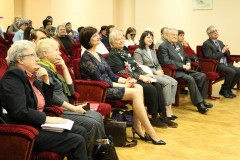 Представление лауреатов областной литературной премии имени святителя Кирилла Туровского – одно из знаковых традиционных событий года.  21 декабря в областной библиотеке чествовали победителей литературной премии имени Кирилла Туровского, основанной решением Гомельского облисполкома 10 лет назад, в феврале 2013 г. Работы рассматривались в шести номинациях: «Проза», «Поэзия», «Драматургия», «Детская литература», «Публицистика», «Открытие года».  В пяти первых номинациях, согласно положению, принимали участие писатели-профессионалы – члены областного отделения Союза писателей Беларуси, а в номинации «Открытие года» – все желающие жители области, которые стремятся проявить свои способности в литературе. Награды и первые экземпляры книг-лауреатов были вручены авторам 4 сентября на торжественной церемонии в Добруше в День белорусской письменности.  Как отметил председатель Гомельского областного отделения Союза писателей Беларуси Владимир Гаврилович, в 2022 г. на соискание премии было подано около 70 рукописей будущих книг. По решению конкурсной комиссии премии присуждены только в пяти номинациях, без номинанта осталась «Драматургия».  Писатели и поэты, которых чествовали в этот день, – лауреаты многочисленных, том числе и международных, конкурсов, но литературная премия имени Кирилла Туровского в списке престижных достижений занимает особое, почётное место. Итак, в номинации «Детская литература» лауреатом премии имени Кирилла Туровского стала книга Евгения Калашникова «Чаепитие с котом». Евгений Михайлович по состоянию здоровья не смог присутствовать, но его солнечные стихи, которые возвращают в детство, прочли со сцены воспитанники детского сада № 49 г. Гомеля.  В номинации «Поэзия» лауреатом объявлена книга «Жыццё-жыццейка» Нины Шкляровой. Ведущие и все присутствующие в зале поздравили Нину Никифоровну с юбилеем, который она отметила накануне! Поэтесса покорила аудиторию проникновенными стихами в авторском исполнении. Лучшей книгой в номинации «Публицистика» экспертная комиссия назвала сборник «Майский сад» Тамары Крюченко, которая более 40 лет работала корреспондентом различных многотиражных газет, в том числе – в редакции газеты «Гомельская праўда». В сборник вошли интервью с участниками Великой Отечественной войны. Свою книгу автор посвятила защитникам Родины.  Произведение «Там, дзе цячэ пуць-рака» Владимира Гавриловича стало лучшим в «Прозе». В сентябре 2021 г. писателю присвоено почётное звание «Заслуженный деятель культуры Республики Беларусь», а в мае 2022 г. он удостоен Всероссийской литературной премии им. Ф. И. Тютчева «Русский путь». В конце лета Владимир Николаевич отпраздновал свой славный 55-летний юбилей!  В своём выступлении Владимир Николаевич подчеркнул, что для него не только 2022, но и каждый год – Год исторической памяти. Книгу «Там, дзе цячэ пуць-рака» он посвятил родному Полесью. События в романе разворачиваются и в наши дни, и 10 столетий тому в древних Турове, Киеве и Кракове.  В номинации «Открытие года» лауреатом областной литературной премии имени Кирилла Туровского объявлена книга Жаннеты Сычёвой «Испытание временем». Жаннета Леонидовна родилась 8 февраля 1965 г. в Гомеле, окончила Днепропетровский медицинский институт. Всю жизнь она заботится о здоровье людей. Стихи начала писать в школьные годы. Автор 2 поэтических сборников. Позже обратилась к прозаическим жанрам, став автором сборника повестей и рассказов «Найти силы жить».  В основе романа «Испытание временем» Жаннеты Сычёвой – события, которые разворачиваются в период от Великой Отечественной войны до 1960-х годов.  Ведущие вечера Юрий Рачинский и Ирина Студнева от имени библиотеки, а также от имени Деда Мороза и Снегурочки поздравили всех лауреатов юбилейной премии имени Кирилла Туровского, выразив уверенность, что эта награда станет маяком в творческой судьбе каждого!  В заключительном слове Владимир Гаврилович подчеркнул, что областная литературная премия имени Кирилла Туровского ждёт своих обладателей в 2023 году! Литературные традиции на Гомельщине будут развиваться, а Гомельский облисполком всегда поддерживал талантливых людей на пути дальнейшего развития художественного слова, создания социально значимых произведений!