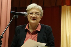 Представление лауреатов областной литературной премии имени святителя Кирилла Туровского – одно из знаковых традиционных событий года.  21 декабря в областной библиотеке чествовали победителей литературной премии имени Кирилла Туровского, основанной решением Гомельского облисполкома 10 лет назад, в феврале 2013 г. Работы рассматривались в шести номинациях: «Проза», «Поэзия», «Драматургия», «Детская литература», «Публицистика», «Открытие года».  В пяти первых номинациях, согласно положению, принимали участие писатели-профессионалы – члены областного отделения Союза писателей Беларуси, а в номинации «Открытие года» – все желающие жители области, которые стремятся проявить свои способности в литературе. Награды и первые экземпляры книг-лауреатов были вручены авторам 4 сентября на торжественной церемонии в Добруше в День белорусской письменности.  Как отметил председатель Гомельского областного отделения Союза писателей Беларуси Владимир Гаврилович, в 2022 г. на соискание премии было подано около 70 рукописей будущих книг. По решению конкурсной комиссии премии присуждены только в пяти номинациях, без номинанта осталась «Драматургия».  Писатели и поэты, которых чествовали в этот день, – лауреаты многочисленных, том числе и международных, конкурсов, но литературная премия имени Кирилла Туровского в списке престижных достижений занимает особое, почётное место. Итак, в номинации «Детская литература» лауреатом премии имени Кирилла Туровского стала книга Евгения Калашникова «Чаепитие с котом». Евгений Михайлович по состоянию здоровья не смог присутствовать, но его солнечные стихи, которые возвращают в детство, прочли со сцены воспитанники детского сада № 49 г. Гомеля.  В номинации «Поэзия» лауреатом объявлена книга «Жыццё-жыццейка» Нины Шкляровой. Ведущие и все присутствующие в зале поздравили Нину Никифоровну с юбилеем, который она отметила накануне! Поэтесса покорила аудиторию проникновенными стихами в авторском исполнении. Лучшей книгой в номинации «Публицистика» экспертная комиссия назвала сборник «Майский сад» Тамары Крюченко, которая более 40 лет работала корреспондентом различных многотиражных газет, в том числе – в редакции газеты «Гомельская праўда». В сборник вошли интервью с участниками Великой Отечественной войны. Свою книгу автор посвятила защитникам Родины.  Произведение «Там, дзе цячэ пуць-рака» Владимира Гавриловича стало лучшим в «Прозе». В сентябре 2021 г. писателю присвоено почётное звание «Заслуженный деятель культуры Республики Беларусь», а в мае 2022 г. он удостоен Всероссийской литературной премии им. Ф. И. Тютчева «Русский путь». В конце лета Владимир Николаевич отпраздновал свой славный 55-летний юбилей!  В своём выступлении Владимир Николаевич подчеркнул, что для него не только 2022, но и каждый год – Год исторической памяти. Книгу «Там, дзе цячэ пуць-рака» он посвятил родному Полесью. События в романе разворачиваются и в наши дни, и 10 столетий тому в древних Турове, Киеве и Кракове.  В номинации «Открытие года» лауреатом областной литературной премии имени Кирилла Туровского объявлена книга Жаннеты Сычёвой «Испытание временем». Жаннета Леонидовна родилась 8 февраля 1965 г. в Гомеле, окончила Днепропетровский медицинский институт. Всю жизнь она заботится о здоровье людей. Стихи начала писать в школьные годы. Автор 2 поэтических сборников. Позже обратилась к прозаическим жанрам, став автором сборника повестей и рассказов «Найти силы жить».  В основе романа «Испытание временем» Жаннеты Сычёвой – события, которые разворачиваются в период от Великой Отечественной войны до 1960-х годов.  Ведущие вечера Юрий Рачинский и Ирина Студнева от имени библиотеки, а также от имени Деда Мороза и Снегурочки поздравили всех лауреатов юбилейной премии имени Кирилла Туровского, выразив уверенность, что эта награда станет маяком в творческой судьбе каждого!  В заключительном слове Владимир Гаврилович подчеркнул, что областная литературная премия имени Кирилла Туровского ждёт своих обладателей в 2023 году! Литературные традиции на Гомельщине будут развиваться, а Гомельский облисполком всегда поддерживал талантливых людей на пути дальнейшего развития художественного слова, создания социально значимых произведений!