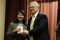 Представление лауреатов областной литературной премии имени святителя Кирилла Туровского – одно из знаковых традиционных событий года.  21 декабря в областной библиотеке чествовали победителей литературной премии имени Кирилла Туровского, основанной решением Гомельского облисполкома 10 лет назад, в феврале 2013 г. Работы рассматривались в шести номинациях: «Проза», «Поэзия», «Драматургия», «Детская литература», «Публицистика», «Открытие года».  В пяти первых номинациях, согласно положению, принимали участие писатели-профессионалы – члены областного отделения Союза писателей Беларуси, а в номинации «Открытие года» – все желающие жители области, которые стремятся проявить свои способности в литературе. Награды и первые экземпляры книг-лауреатов были вручены авторам 4 сентября на торжественной церемонии в Добруше в День белорусской письменности.  Как отметил председатель Гомельского областного отделения Союза писателей Беларуси Владимир Гаврилович, в 2022 г. на соискание премии было подано около 70 рукописей будущих книг. По решению конкурсной комиссии премии присуждены только в пяти номинациях, без номинанта осталась «Драматургия».  Писатели и поэты, которых чествовали в этот день, – лауреаты многочисленных, том числе и международных, конкурсов, но литературная премия имени Кирилла Туровского в списке престижных достижений занимает особое, почётное место. Итак, в номинации «Детская литература» лауреатом премии имени Кирилла Туровского стала книга Евгения Калашникова «Чаепитие с котом». Евгений Михайлович по состоянию здоровья не смог присутствовать, но его солнечные стихи, которые возвращают в детство, прочли со сцены воспитанники детского сада № 49 г. Гомеля.  В номинации «Поэзия» лауреатом объявлена книга «Жыццё-жыццейка» Нины Шкляровой. Ведущие и все присутствующие в зале поздравили Нину Никифоровну с юбилеем, который она отметила накануне! Поэтесса покорила аудиторию проникновенными стихами в авторском исполнении. Лучшей книгой в номинации «Публицистика» экспертная комиссия назвала сборник «Майский сад» Тамары Крюченко, которая более 40 лет работала корреспондентом различных многотиражных газет, в том числе – в редакции газеты «Гомельская праўда». В сборник вошли интервью с участниками Великой Отечественной войны. Свою книгу автор посвятила защитникам Родины.  Произведение «Там, дзе цячэ пуць-рака» Владимира Гавриловича стало лучшим в «Прозе». В сентябре 2021 г. писателю присвоено почётное звание «Заслуженный деятель культуры Республики Беларусь», а в мае 2022 г. он удостоен Всероссийской литературной премии им. Ф. И. Тютчева «Русский путь». В конце лета Владимир Николаевич отпраздновал свой славный 55-летний юбилей!  В своём выступлении Владимир Николаевич подчеркнул, что для него не только 2022, но и каждый год – Год исторической памяти. Книгу «Там, дзе цячэ пуць-рака» он посвятил родному Полесью. События в романе разворачиваются и в наши дни, и 10 столетий тому в древних Турове, Киеве и Кракове.  В номинации «Открытие года» лауреатом областной литературной премии имени Кирилла Туровского объявлена книга Жаннеты Сычёвой «Испытание временем». Жаннета Леонидовна родилась 8 февраля 1965 г. в Гомеле, окончила Днепропетровский медицинский институт. Всю жизнь она заботится о здоровье людей. Стихи начала писать в школьные годы. Автор 2 поэтических сборников. Позже обратилась к прозаическим жанрам, став автором сборника повестей и рассказов «Найти силы жить».  В основе романа «Испытание временем» Жаннеты Сычёвой – события, которые разворачиваются в период от Великой Отечественной войны до 1960-х годов.  Ведущие вечера Юрий Рачинский и Ирина Студнева от имени библиотеки, а также от имени Деда Мороза и Снегурочки поздравили всех лауреатов юбилейной премии имени Кирилла Туровского, выразив уверенность, что эта награда станет маяком в творческой судьбе каждого!  В заключительном слове Владимир Гаврилович подчеркнул, что областная литературная премия имени Кирилла Туровского ждёт своих обладателей в 2023 году! Литературные традиции на Гомельщине будут развиваться, а Гомельский облисполком всегда поддерживал талантливых людей на пути дальнейшего развития художественного слова, создания социально значимых произведений!