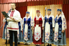 Представление лауреатов областной литературной премии имени святителя Кирилла Туровского – одно из знаковых традиционных событий года.  21 декабря в областной библиотеке чествовали победителей литературной премии имени Кирилла Туровского, основанной решением Гомельского облисполкома 10 лет назад, в феврале 2013 г. Работы рассматривались в шести номинациях: «Проза», «Поэзия», «Драматургия», «Детская литература», «Публицистика», «Открытие года».  В пяти первых номинациях, согласно положению, принимали участие писатели-профессионалы – члены областного отделения Союза писателей Беларуси, а в номинации «Открытие года» – все желающие жители области, которые стремятся проявить свои способности в литературе. Награды и первые экземпляры книг-лауреатов были вручены авторам 4 сентября на торжественной церемонии в Добруше в День белорусской письменности.  Как отметил председатель Гомельского областного отделения Союза писателей Беларуси Владимир Гаврилович, в 2022 г. на соискание премии было подано около 70 рукописей будущих книг. По решению конкурсной комиссии премии присуждены только в пяти номинациях, без номинанта осталась «Драматургия».  Писатели и поэты, которых чествовали в этот день, – лауреаты многочисленных, том числе и международных, конкурсов, но литературная премия имени Кирилла Туровского в списке престижных достижений занимает особое, почётное место. Итак, в номинации «Детская литература» лауреатом премии имени Кирилла Туровского стала книга Евгения Калашникова «Чаепитие с котом». Евгений Михайлович по состоянию здоровья не смог присутствовать, но его солнечные стихи, которые возвращают в детство, прочли со сцены воспитанники детского сада № 49 г. Гомеля.  В номинации «Поэзия» лауреатом объявлена книга «Жыццё-жыццейка» Нины Шкляровой. Ведущие и все присутствующие в зале поздравили Нину Никифоровну с юбилеем, который она отметила накануне! Поэтесса покорила аудиторию проникновенными стихами в авторском исполнении. Лучшей книгой в номинации «Публицистика» экспертная комиссия назвала сборник «Майский сад» Тамары Крюченко, которая более 40 лет работала корреспондентом различных многотиражных газет, в том числе – в редакции газеты «Гомельская праўда». В сборник вошли интервью с участниками Великой Отечественной войны. Свою книгу автор посвятила защитникам Родины.  Произведение «Там, дзе цячэ пуць-рака» Владимира Гавриловича стало лучшим в «Прозе». В сентябре 2021 г. писателю присвоено почётное звание «Заслуженный деятель культуры Республики Беларусь», а в мае 2022 г. он удостоен Всероссийской литературной премии им. Ф. И. Тютчева «Русский путь». В конце лета Владимир Николаевич отпраздновал свой славный 55-летний юбилей!  В своём выступлении Владимир Николаевич подчеркнул, что для него не только 2022, но и каждый год – Год исторической памяти. Книгу «Там, дзе цячэ пуць-рака» он посвятил родному Полесью. События в романе разворачиваются и в наши дни, и 10 столетий тому в древних Турове, Киеве и Кракове.  В номинации «Открытие года» лауреатом областной литературной премии имени Кирилла Туровского объявлена книга Жаннеты Сычёвой «Испытание временем». Жаннета Леонидовна родилась 8 февраля 1965 г. в Гомеле, окончила Днепропетровский медицинский институт. Всю жизнь она заботится о здоровье людей. Стихи начала писать в школьные годы. Автор 2 поэтических сборников. Позже обратилась к прозаическим жанрам, став автором сборника повестей и рассказов «Найти силы жить».  В основе романа «Испытание временем» Жаннеты Сычёвой – события, которые разворачиваются в период от Великой Отечественной войны до 1960-х годов.  Ведущие вечера Юрий Рачинский и Ирина Студнева от имени библиотеки, а также от имени Деда Мороза и Снегурочки поздравили всех лауреатов юбилейной премии имени Кирилла Туровского, выразив уверенность, что эта награда станет маяком в творческой судьбе каждого!  В заключительном слове Владимир Гаврилович подчеркнул, что областная литературная премия имени Кирилла Туровского ждёт своих обладателей в 2023 году! Литературные традиции на Гомельщине будут развиваться, а Гомельский облисполком всегда поддерживал талантливых людей на пути дальнейшего развития художественного слова, создания социально значимых произведений!