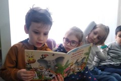 С книгой весело шагать!