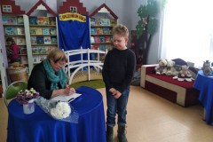 С книгой весело шагать!