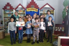 С книгой весело шагать!