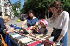 Книжный-развал-на-фестивале